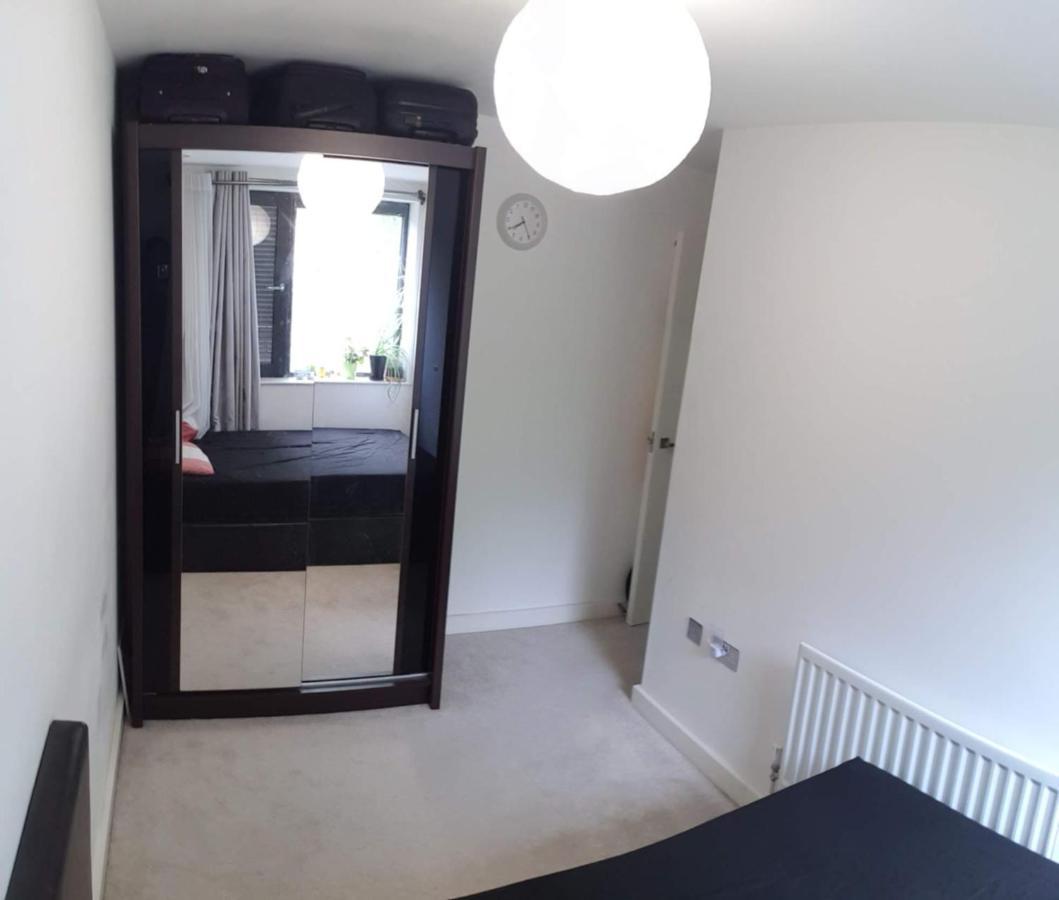 London Holiday Home Newly Refurbished - Entire 4 Bedroom Private House With Kitchen, Living Room & Private Garden - 1 Cape House London, Within 30 Mins From Central London, London Bridge & Canary Wharf 外观 照片