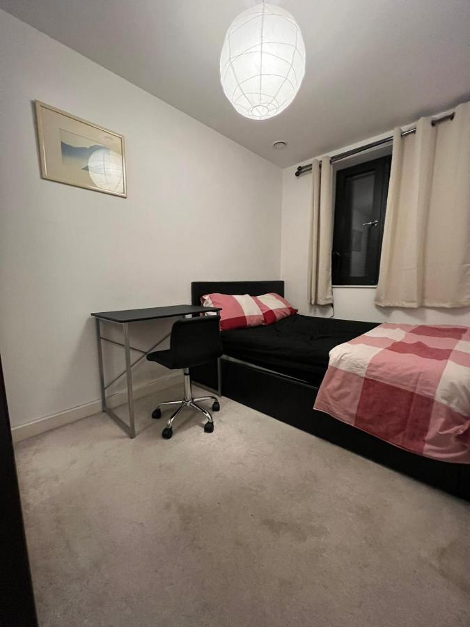 London Holiday Home Newly Refurbished - Entire 4 Bedroom Private House With Kitchen, Living Room & Private Garden - 1 Cape House London, Within 30 Mins From Central London, London Bridge & Canary Wharf 外观 照片
