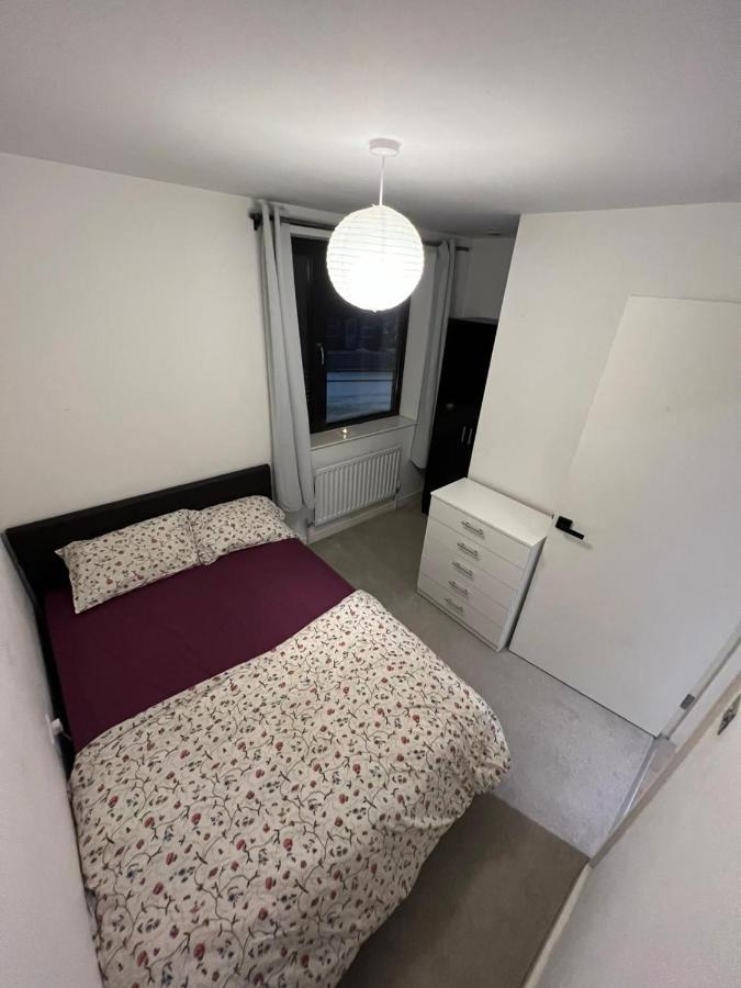 London Holiday Home Newly Refurbished - Entire 4 Bedroom Private House With Kitchen, Living Room & Private Garden - 1 Cape House London, Within 30 Mins From Central London, London Bridge & Canary Wharf 外观 照片