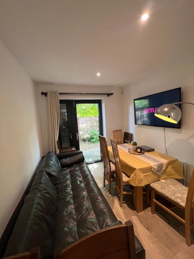 London Holiday Home Newly Refurbished - Entire 4 Bedroom Private House With Kitchen, Living Room & Private Garden - 1 Cape House London, Within 30 Mins From Central London, London Bridge & Canary Wharf 外观 照片